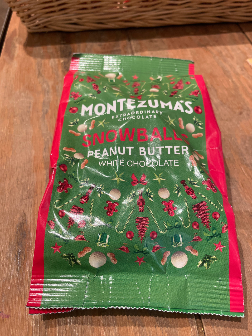 Montezumas Peanut Butter Snowballs 150g White Chocolate